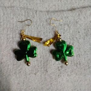 Green goldtone puffy shamrock ☘️ clover 🍀 wire earrings Christmas 🎁 holidays